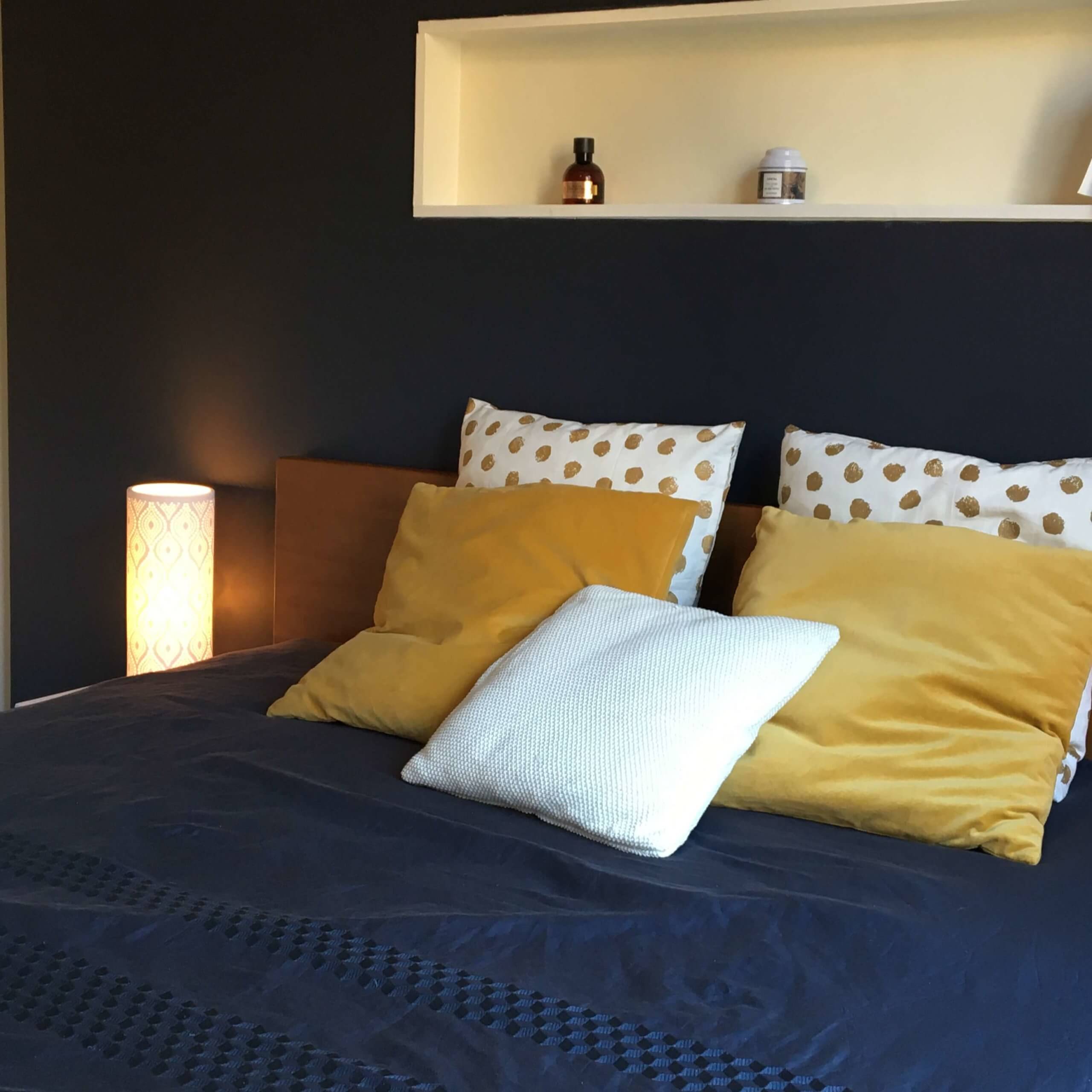 Tête de lit créée sur mesure dans la chambre bleue